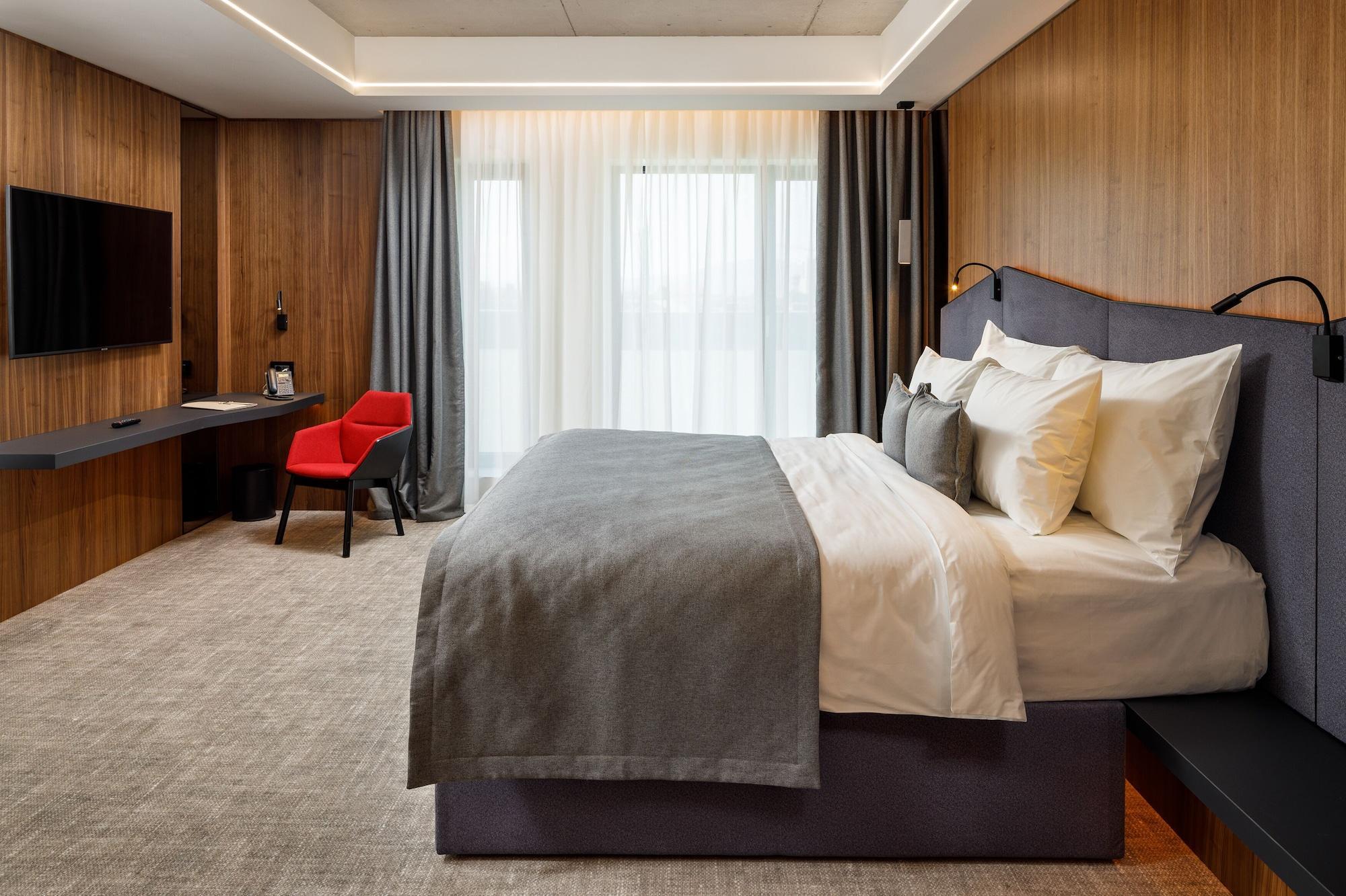 Hotel Qosmo 4*