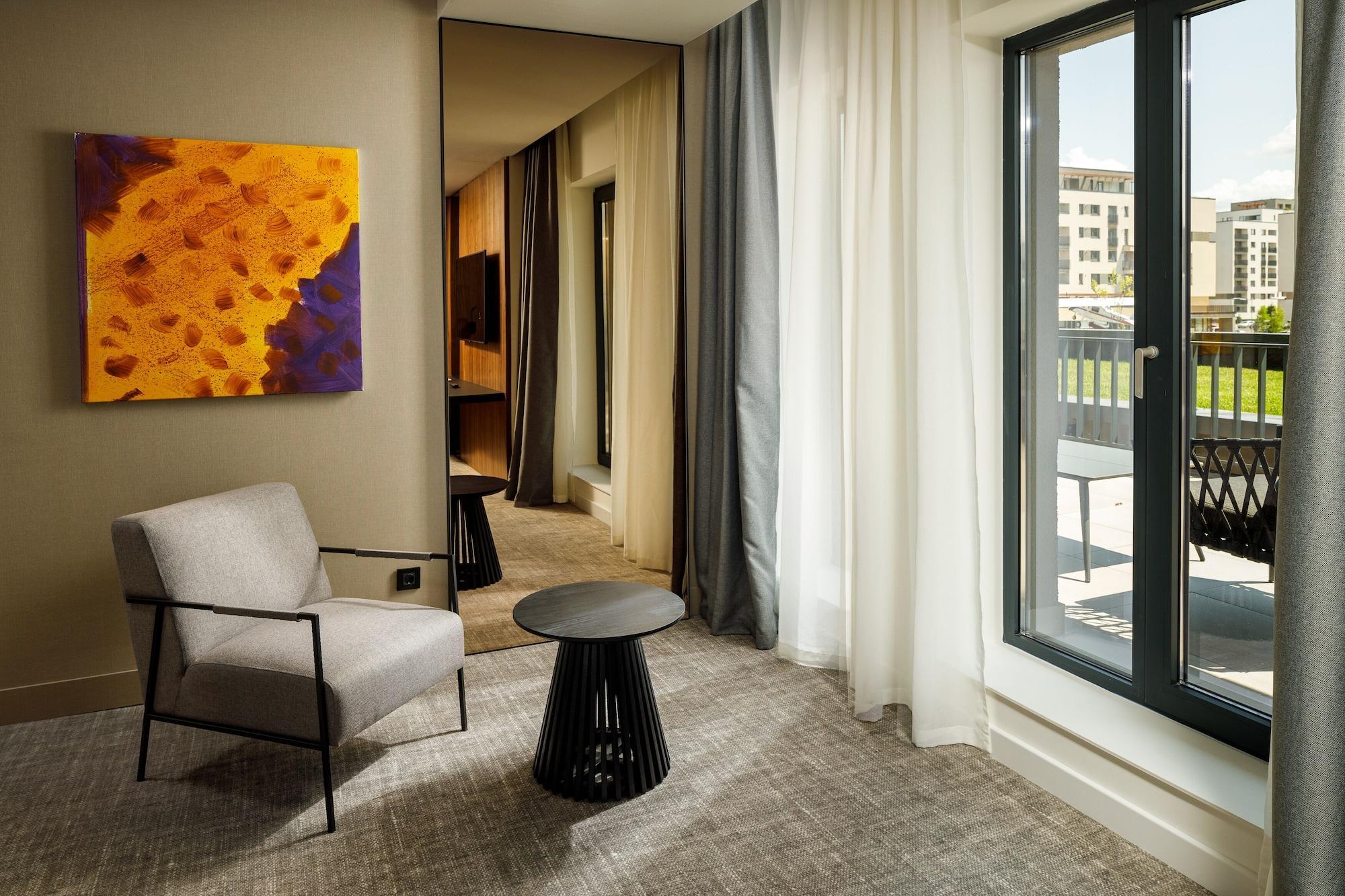 Hotel Qosmo