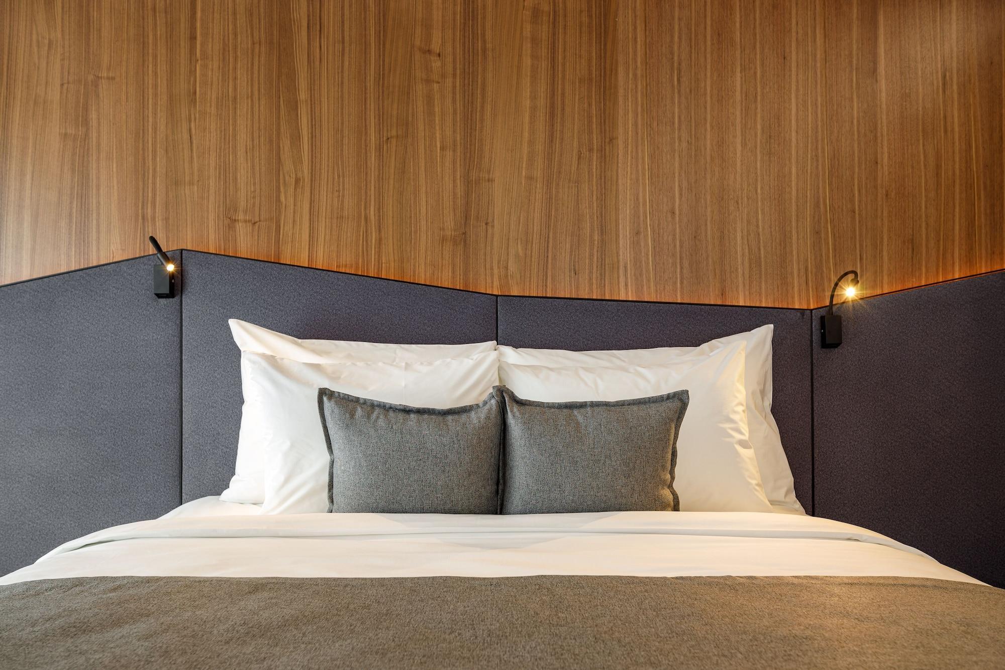 Hotel Qosmo