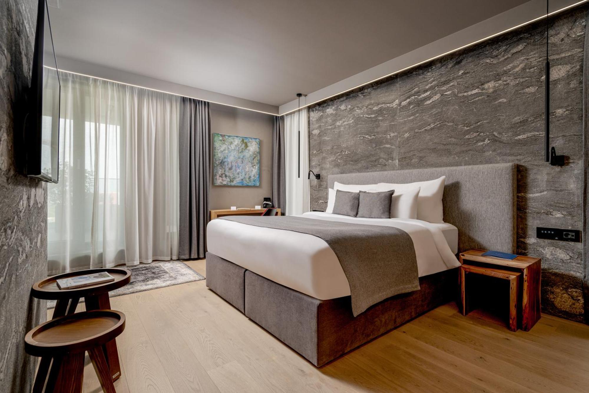 Hotel Qosmo 4*